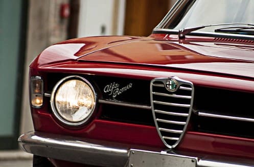 Glänzend polierte rote Karosserie eines klassischen Alfa Romeo