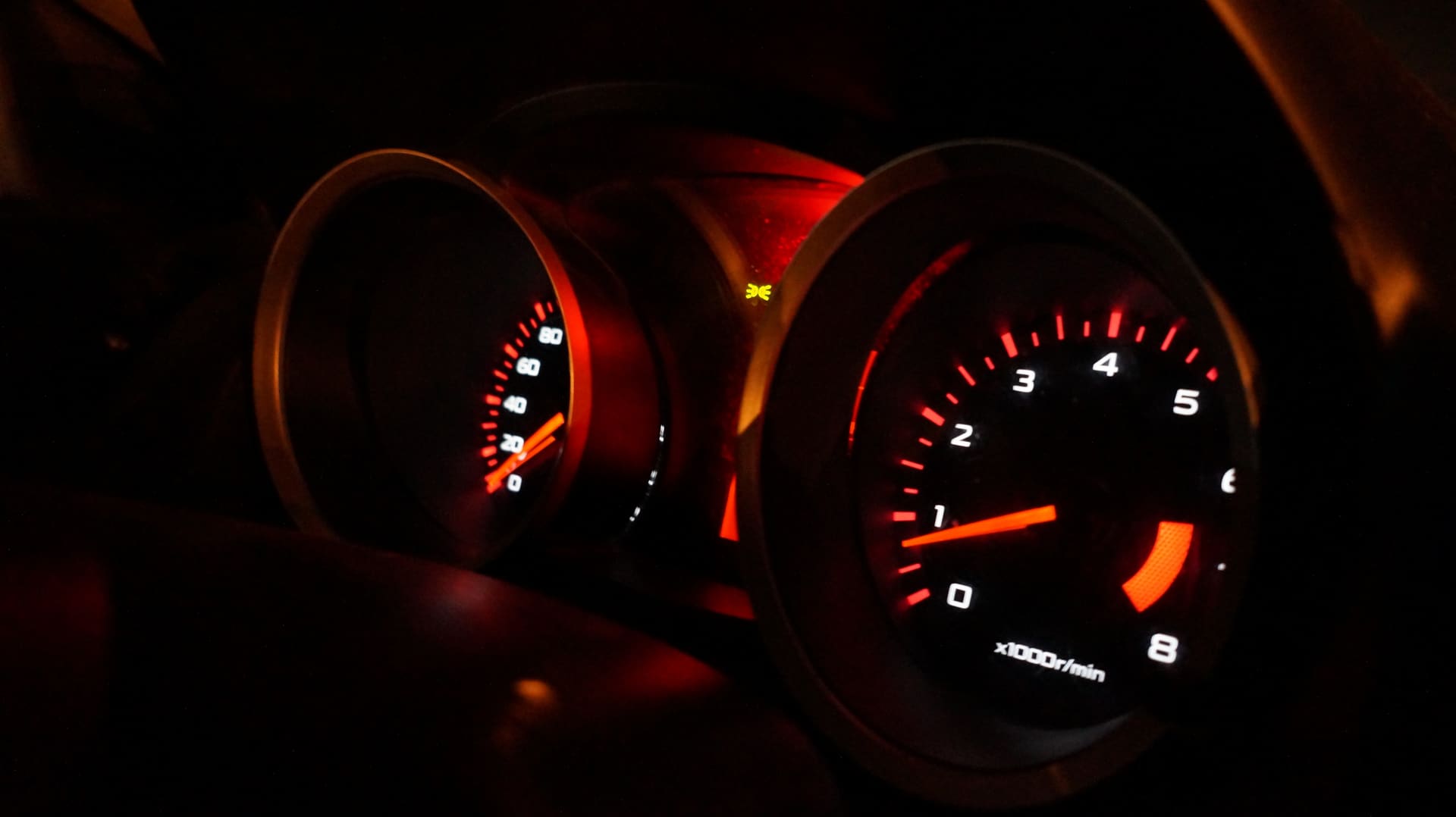 Modernes Fahrzeug-Cockpit mit Tachometer