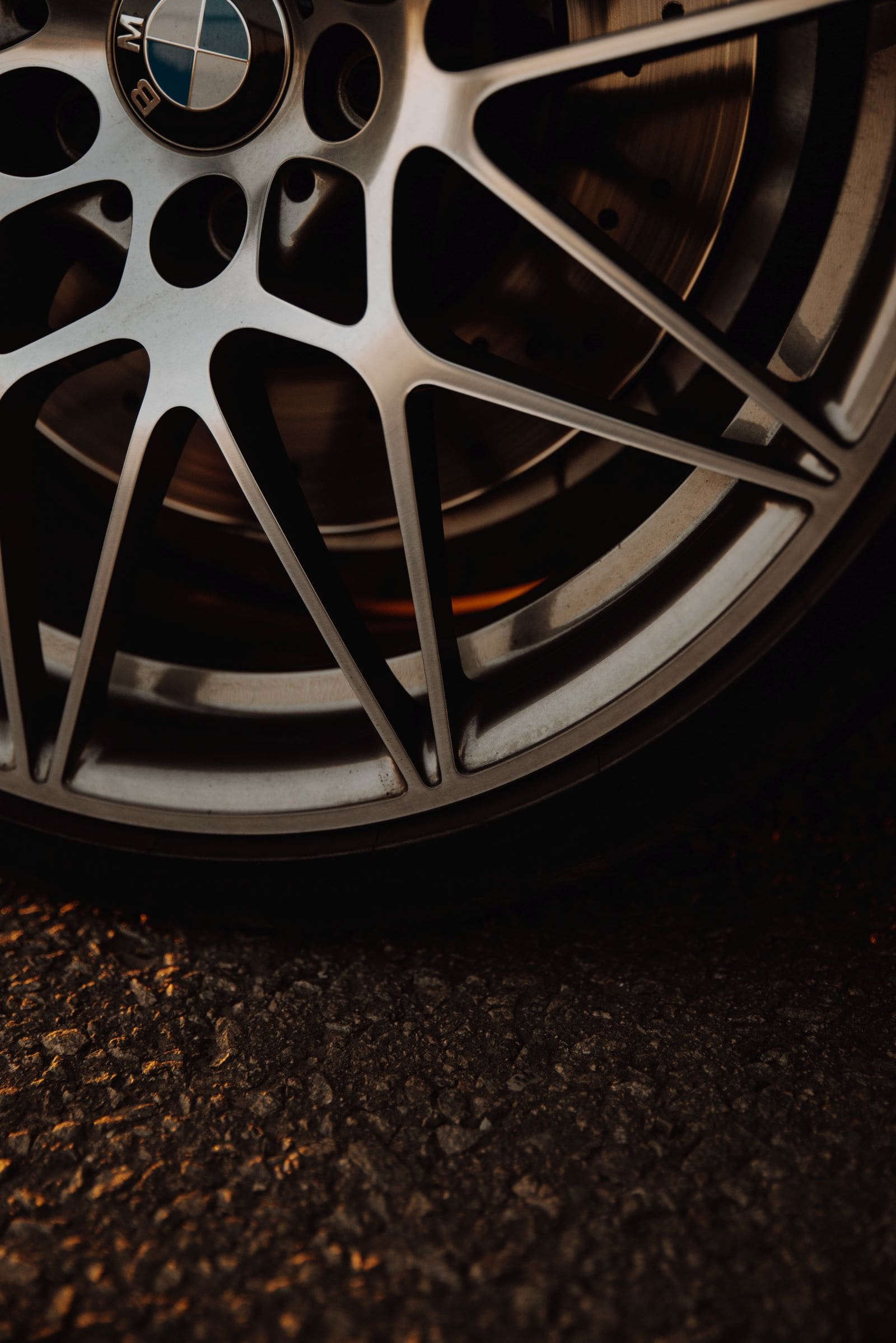 Hochwertige Aluminiumfelge auf Asphalt